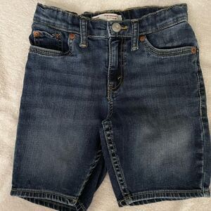 Levi’s 511 NWOT Size 6 Regular slim fit 5 pocket medium wash blue denim shorts